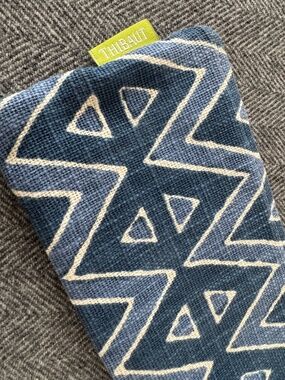THIBAULT, ZIPPER INDIGO PRINT W/ LIGHT BLUE INTERIOR & ZIPPER CLOSURE.